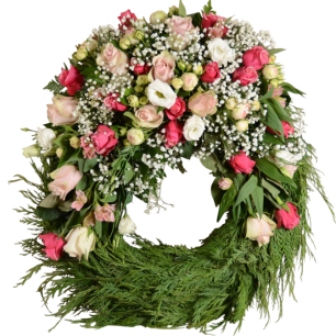 Krans av rosa, vita och röda rosor med små vita blommor, dekorerad med gröna blad.