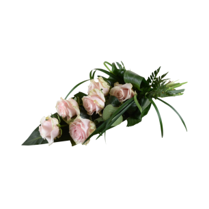 Rosa rosor arrangerade med gröna blad i en dekorativ bukett.